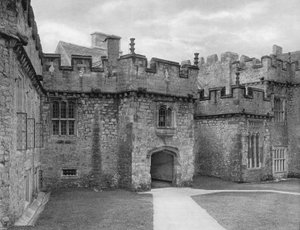 中庭のホールポーチ 作： Charles Latham