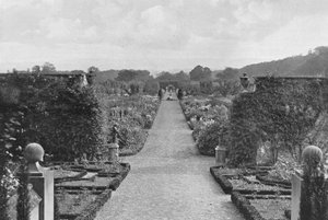 Tyninghame：Walled Garden 作： Charles Latham
