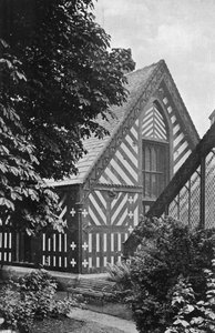 エンシェントホールの西端（モノクロ写真 作： Charles Latham