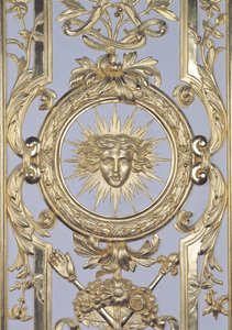 サロン・ド・ヴィーナスのルイ14世1638-1715のエンブレムを描いたパネルの詳細、1668金色の木材も192316を参照 作： Charles Le Brun
