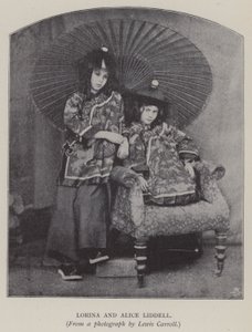 ロリーナとアリス・リデル（モノクロ写真 作： Charles Lutwidge Dodgson
