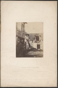 [コート・ド・フェルム】／【農家の中庭 作： Charles Marville