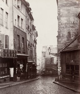 モンターニュ・サント・ジュヌヴィエーヴ通り、ラプラス通り交差点付近 (Rue de la Montagne-Sainte-Geneviève prés de carrefour de la rue LaPlace) 作： Charles Marville