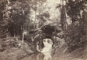 1858年、ブローニュの森、鹿の池に向かう小さな洞窟の眺め。 作： Charles Marville