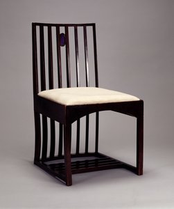 応接室の椅子、HousHill、グラスゴー、1904年（木材は暗く染色され、色付きガラスがはめ込まれている）