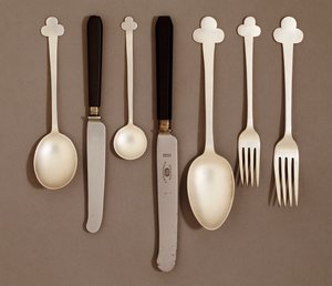 E. Bingham＆Co。向けの電気メッキテーブルサービス、1906年頃 作： Charles Rennie Mackintosh