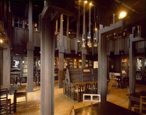 建築家チャールズ・レニー・マッキントッシュ（1868-1928）が設計した美術学校の閲覧室の内観 作： Charles Rennie Mackintosh