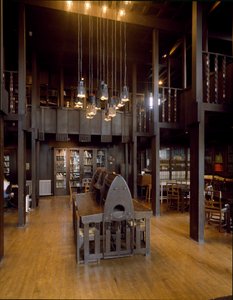 建築家チャールズ・レニー・マッキントッシュ（1868-1928）が設計した美術学校の閲覧室の内観 作： Charles Rennie Mackintosh