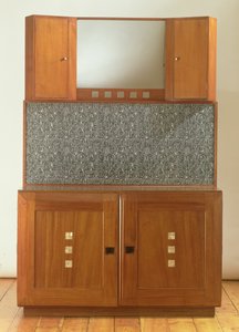 洗面台、1917年頃（マホガニーにマザーオブパールとグリーンエリノイドを嵌め込み、ガラス製バックプレート付き） 作： Charles Rennie Mackintosh