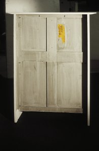 Rowat夫人のために設計された白いキャビネット、1902年（木材、ステンドグラス、エナメル）