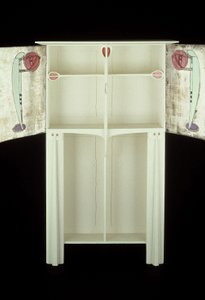Rowat夫人のために設計された白いキャビネット、1902年（木材、ステンドグラス、エナメル） 作： Charles Rennie Mackintosh