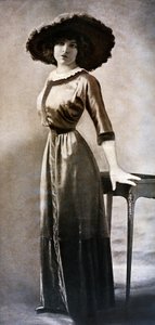 1909年頃、ポーラーワスプの腰にエミーリー・ブショーの肖像（モノクロ写真） 作： Charles Reutlinger