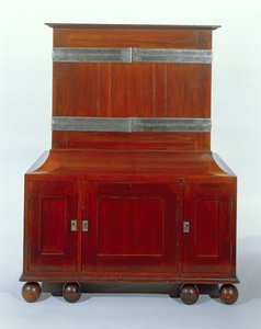 キャビネット-背面図、1898年（マホガニー＆ホリー） 作： Charles Robert Ashbee