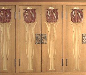 1898-99年頃、ギルド・オブ・ハンドクラフトによるキャビネットの象嵌彫刻の詳細（マホガニー、ホーリー、真鍮 作： Charles Robert Ashbee