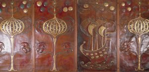 手工芸品ギルド製のエンボス加工、塗装、金色の革パネル、1892年（革） 作： Charles Robert Ashbee
