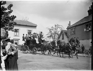 コテージ群を通り過ぎる馬車、グレーター・ロンドン・オーソリティー、1895～1905年。 作： Charles William Prickett