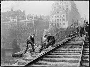 ウォータールー橋の解体、ウェストミンスター市、グレーター ロンドン オーソリティー、1936 年。 作： Charles William Prickett