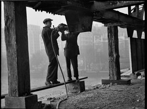 ウォータールー橋の解体、ランベス、グレーター ロンドン オーソリティー、1936 年。 作： Charles William Prickett