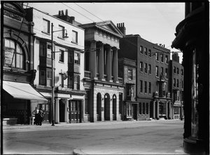 ハイストリート、ポーツマス市、1930年代。 作： Charles William Prickett