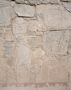 プレコロンビアの美術：遺跡のレリーフ、紀元前9世紀（撮影 作： Chavin Chavin