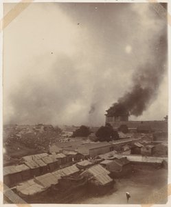 1900年、北京の正門で大火事 作： Chinese Photographer