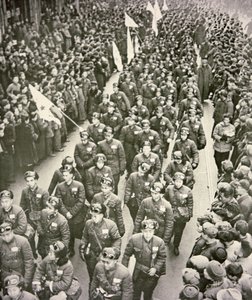 1951年、上海から韓国に向かう中国医療団（モノクロ写真 作： Chinese Photographer