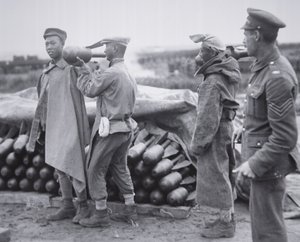 フランスの兵器庫で爆弾をストックする中国の部隊 作： Chinese Photographer