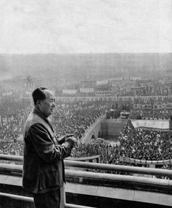 共産党記念式典での毛沢東（1893-1976）の肖像。1960年頃の中国。