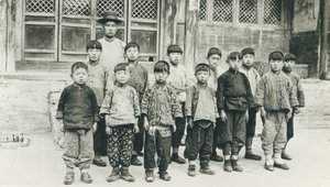 学校の先生と生徒たち 作： Chinese Photographer