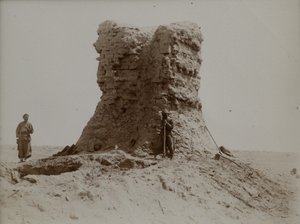 現存する最古のソグド語の紙文書 (c.313CE) の 1 つであるソグド語の手紙が発見された場所、敦煌、中国 (b/w 写真) 作： Chinese Photographer