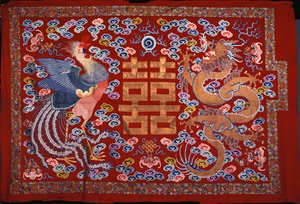 19世紀、フェニックスとドラゴンに挟まれた金色の糸を中心にした中国風の赤い羊毛 作： Chinese School