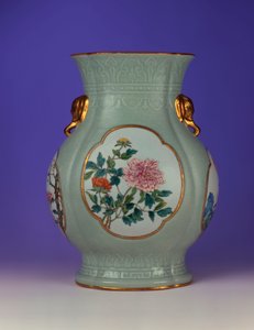 「四季の花」、1735-1795を描いた4つのエナメルの1つである、サクラとバラの金色の輪郭が描かれたエナメルを備えた、上質で非常に珍しい粉彩青磁花瓶 作： Chinese School