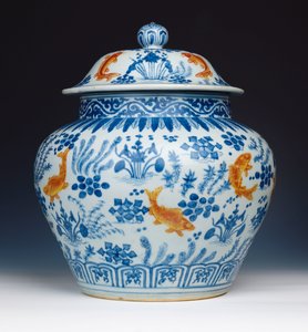 エナメルを塗られた青と白の「魚」の瓶とカバー、1522-1566 作： Chinese School