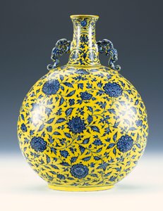 牡丹と蓮の模様の釉下青と黄色のエナメルを塗られたムーンフラスコ、c.1723-1735
