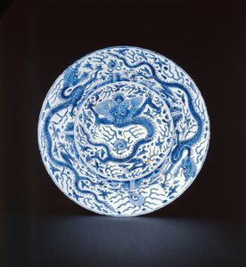 ドラゴン、万里または崇正、1600-35（磁器）で描かれた青と白の皿