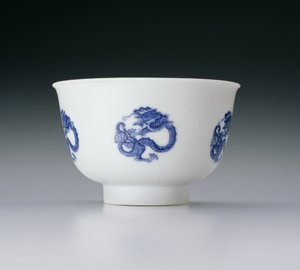 龍の丸い装飾が施されたボウル、康西のマークと期間1662-1722（青い下絵の磁器）（142285も参照）