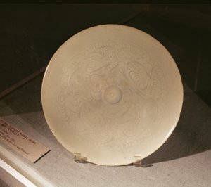 宋時代の江西省南昌、12〜13世紀の花器が刻まれた鉢（磁器） 作： Chinese School