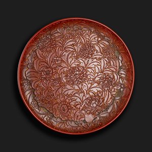 ベースにクアンデ（1426-36）のマークが刻まれた彫刻が施された皿、中華料理（木材に赤い漆） 作： Chinese School