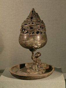 モンスターに座った男が抱く宇宙の山「ポーシャンル」の形をした香炉。