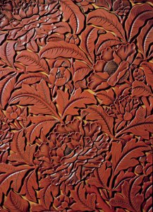 Xuande（1426-36）のマークがベースに刻まれた彫刻が施された皿の詳細、中国語（木に赤い漆） 作： Chinese School