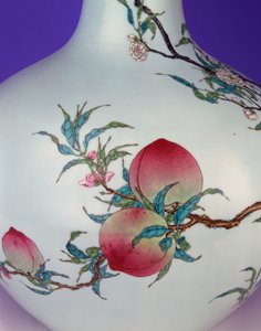 壮大なファミーユローズナインピーチ球状ボトル花瓶、1735-1795からの詳細 作： Chinese School