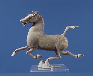 東漢時代の甘粛省武威の墓からツバメに1頭の蹄を乗せて疾走する馬（ブロンズ）