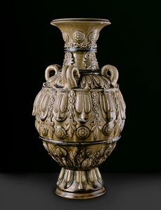 成形された装飾が施された陶器製の壺、ユエ・キックンのサイト、六王朝時代（セラミック） 作： Chinese School