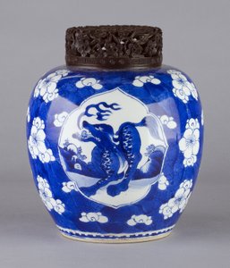ジャー（カバーとドラゴンのデザイン付き）、1662-1722（セラミック） 作： Chinese School