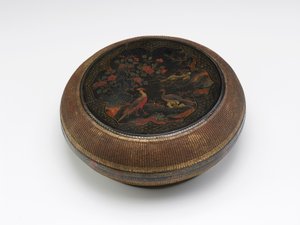 漆と籠目の円形箱 16世紀後半～17世紀前半（木芯に黒漆、多色顔料金彩、竹籠目付