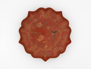 16〜17世紀の金の切り込みと装飾が施された漆塗りの皿 作： Chinese School