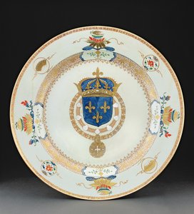 フランス国王の腕を備えた大型の装甲充電器、c.1730（磁器）