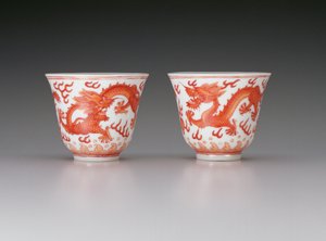炎のような真珠を追う5本の爪を持つドラゴン、光徐のマーク、1875-1908年の期間、中国（鉄の赤い装飾が施された磁器）を描いたワインカップのペア