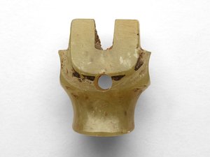 牛の頭の形をしたペンダント、再加工、紀元前1100年から1000年頃 作： Chinese School