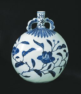 花の装飾が施された巡礼者の青と白のひょうたん、c.1403-24（セラミック）